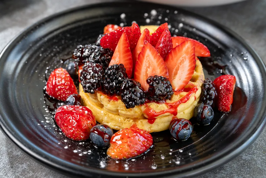 Waffle with strawberries and blackberries at KamiKoi